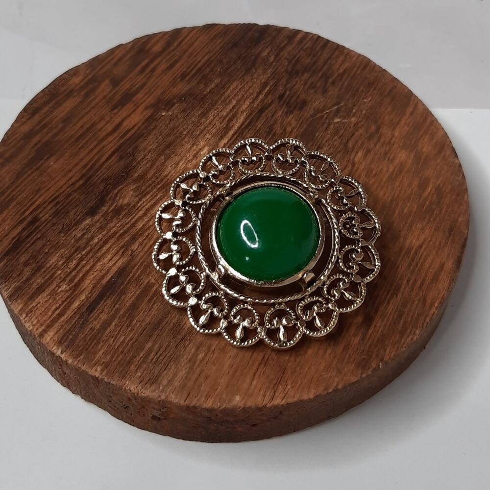 Round Filigree Brooch Pin Smooth Green Center Gold Tone Setting